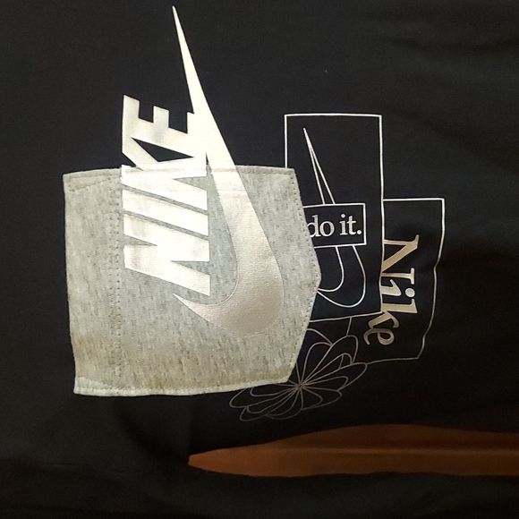 Nike - Picture 2 of 9